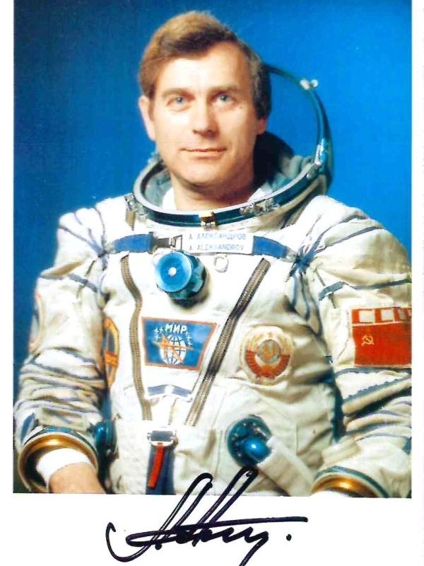 Открытка с автографом советского космонавта Александра Павловича Александрова. Конец 1980-х годов.