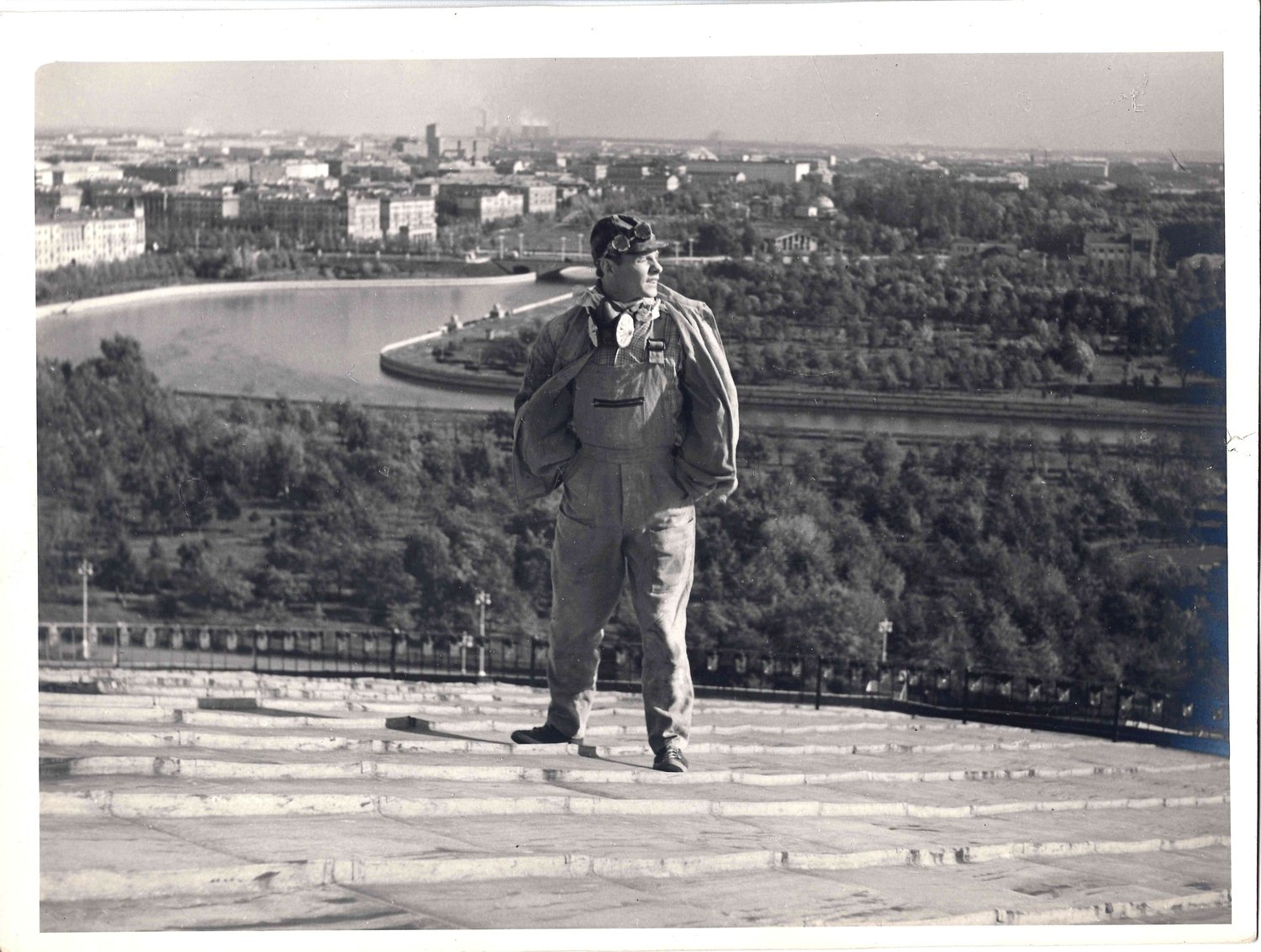 Фотография «Виталий Соломин на фоне Минска. Сцена из фильма «Любимая».  1965. | Аукционный дом Альтерс