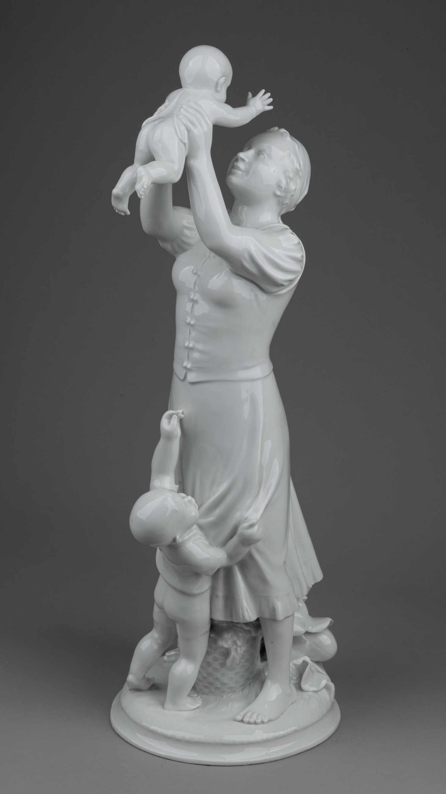 Скульптура «Материнство».Германия, мануфактура Meissen, скульптор A.  Struck, 1930-40-е годы. | Аукционный дом Альтерс