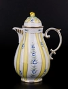 Чайный сервиз в лимонных тонах и декором в виде бутонов.<br>Венгрия, Hollohaza, вторая половина XX века.