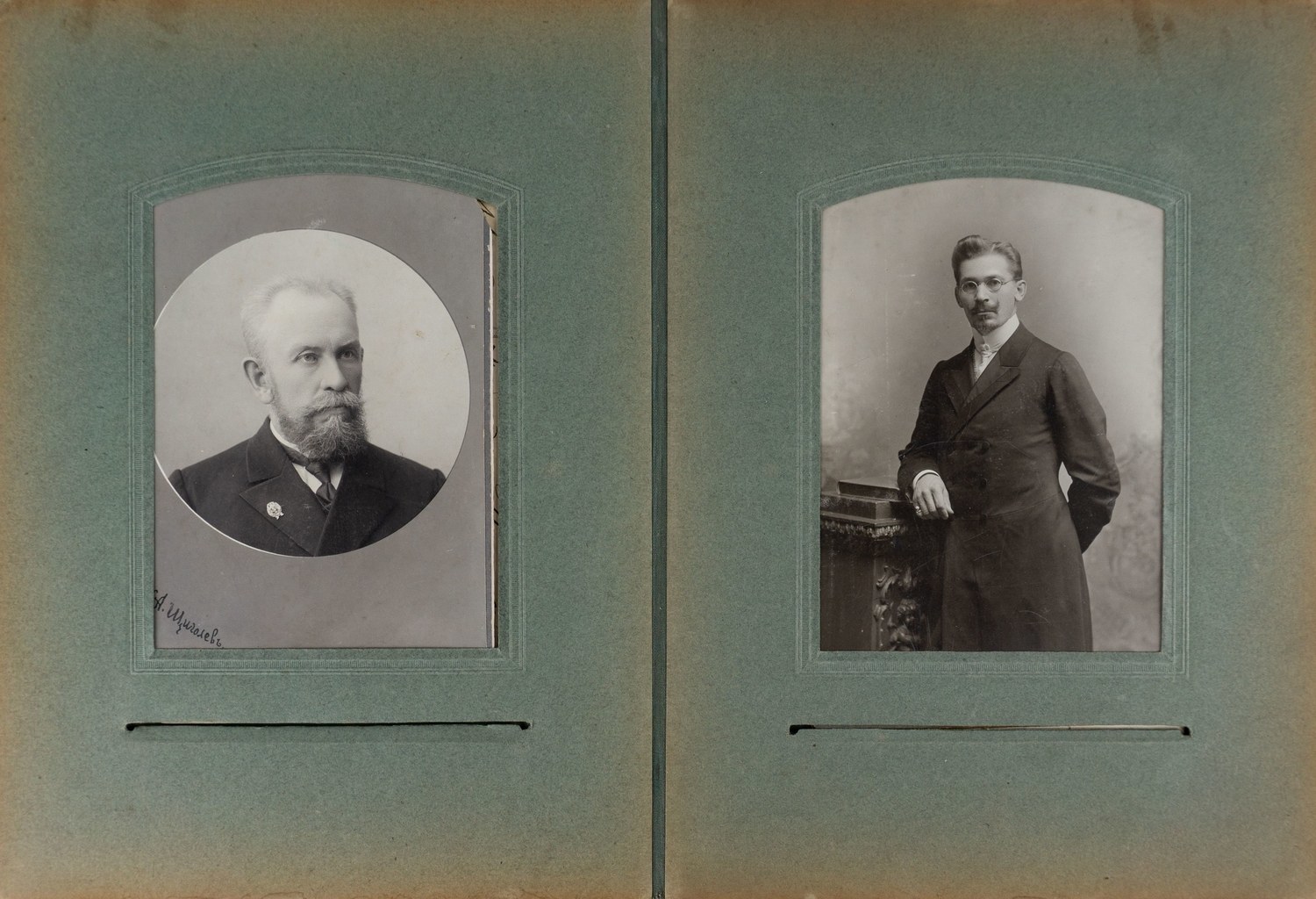 43 фотографии из семейного архива в альбоме. Россия, вторая половина XIX - первая четверть XX века.