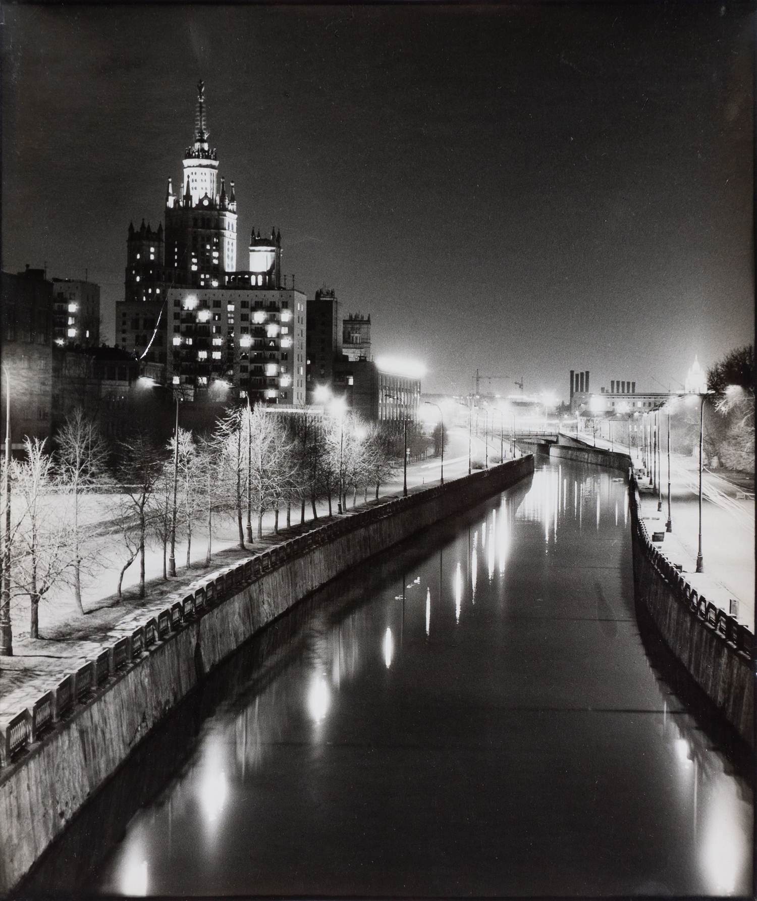Локтионов Ю.Ф. Фотография «Ночная Москва. Высотка на Котельнической набережной». 1986.