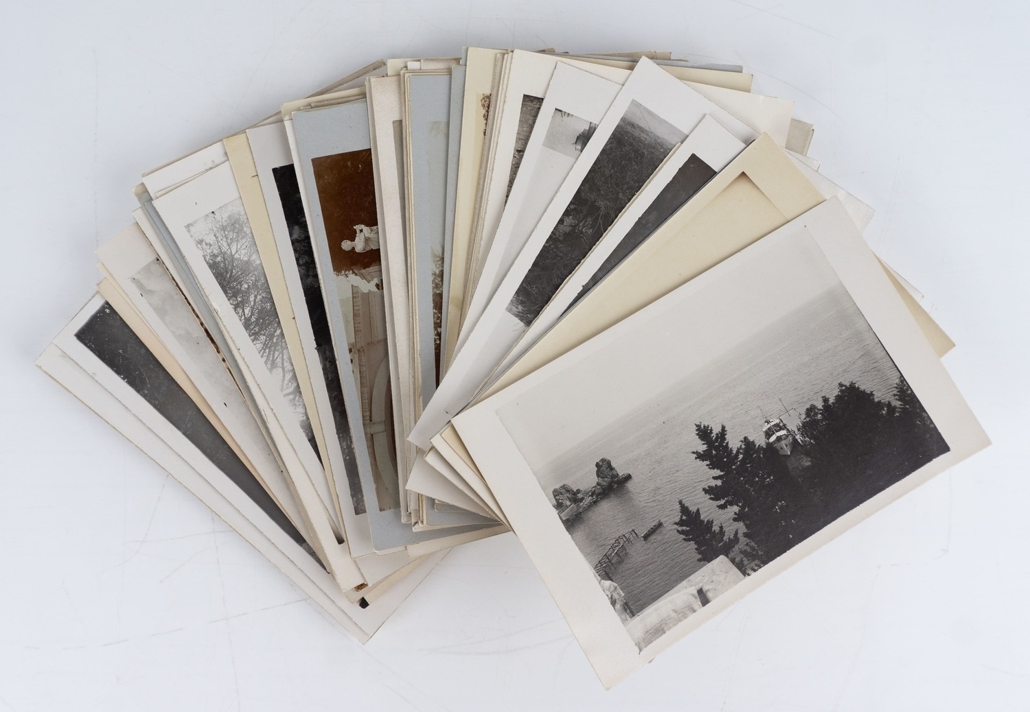 65 фотографий (на бланке открытки) «Отдых в Крыму». 1920-е годы.