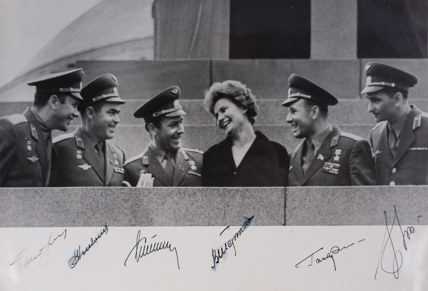 Фотография «Первые советские космонавты на трибуне Мавзолея Ленина 22 июня 1963 года». Автографы шестерых первых советских космонавтов.