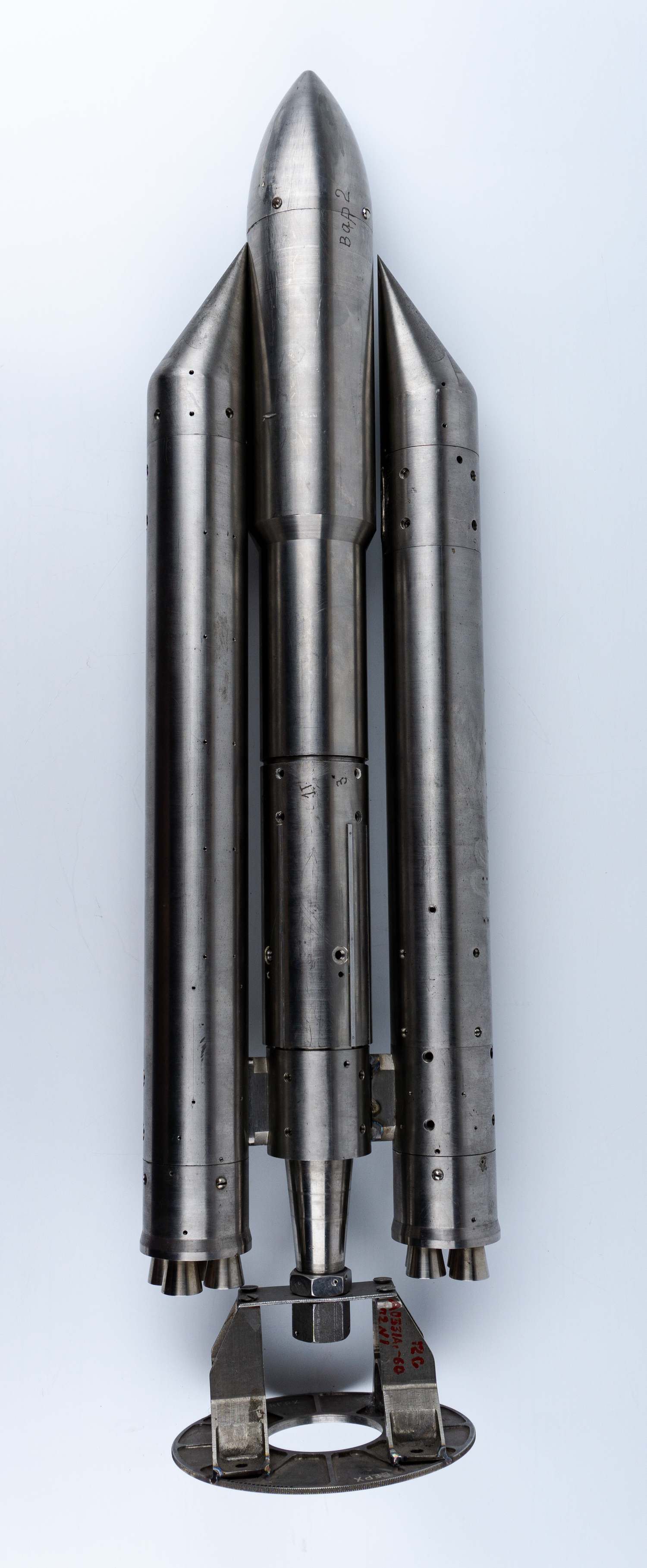 Модель ракеты-носителя «Энергия-М» из титанового сплава. СССР, конец 1980-начало 1990-х годов.