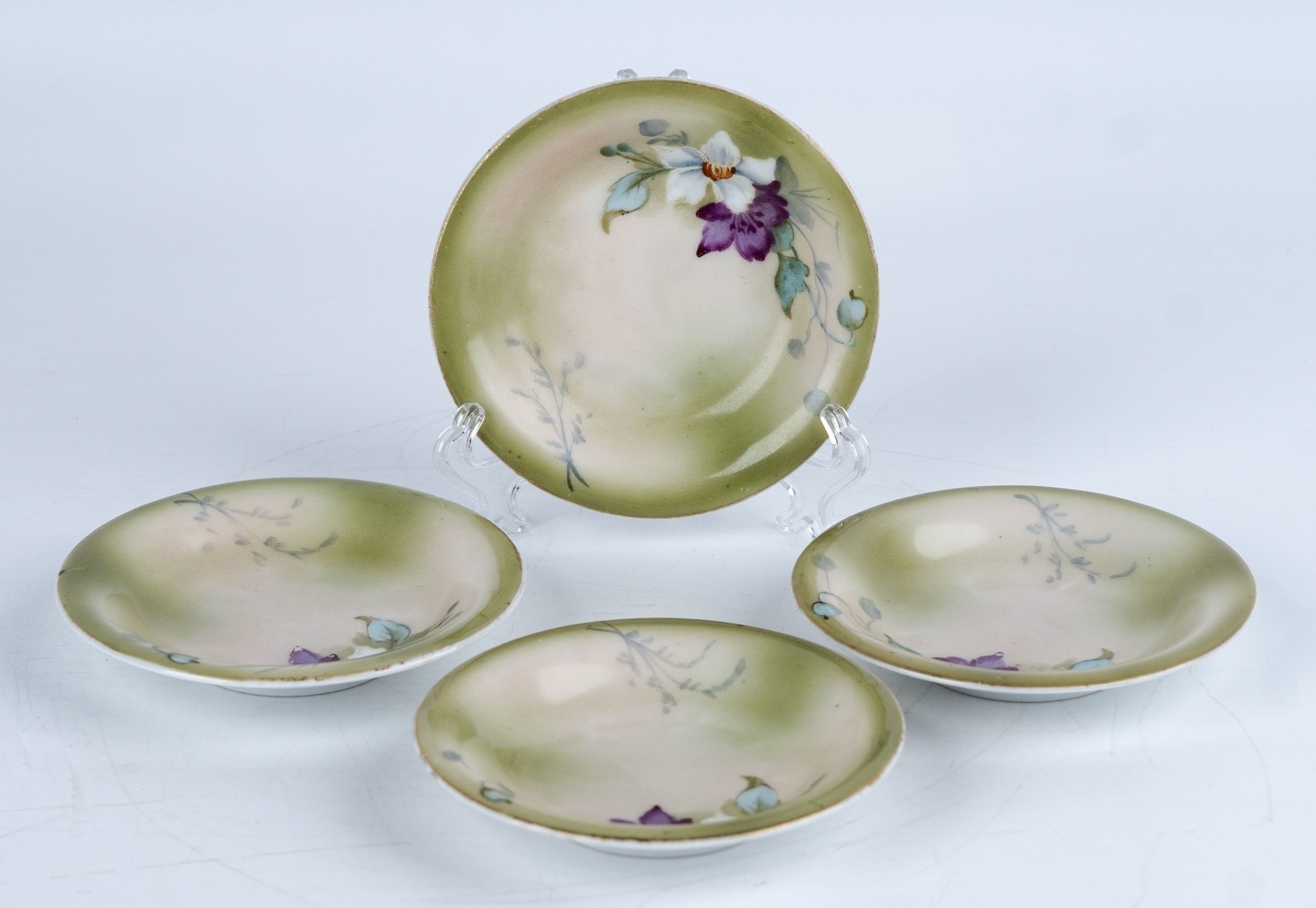 Четыре фарфоровые тарелки «Цветочный мотив». Российская империя, 1870-1880 гг.