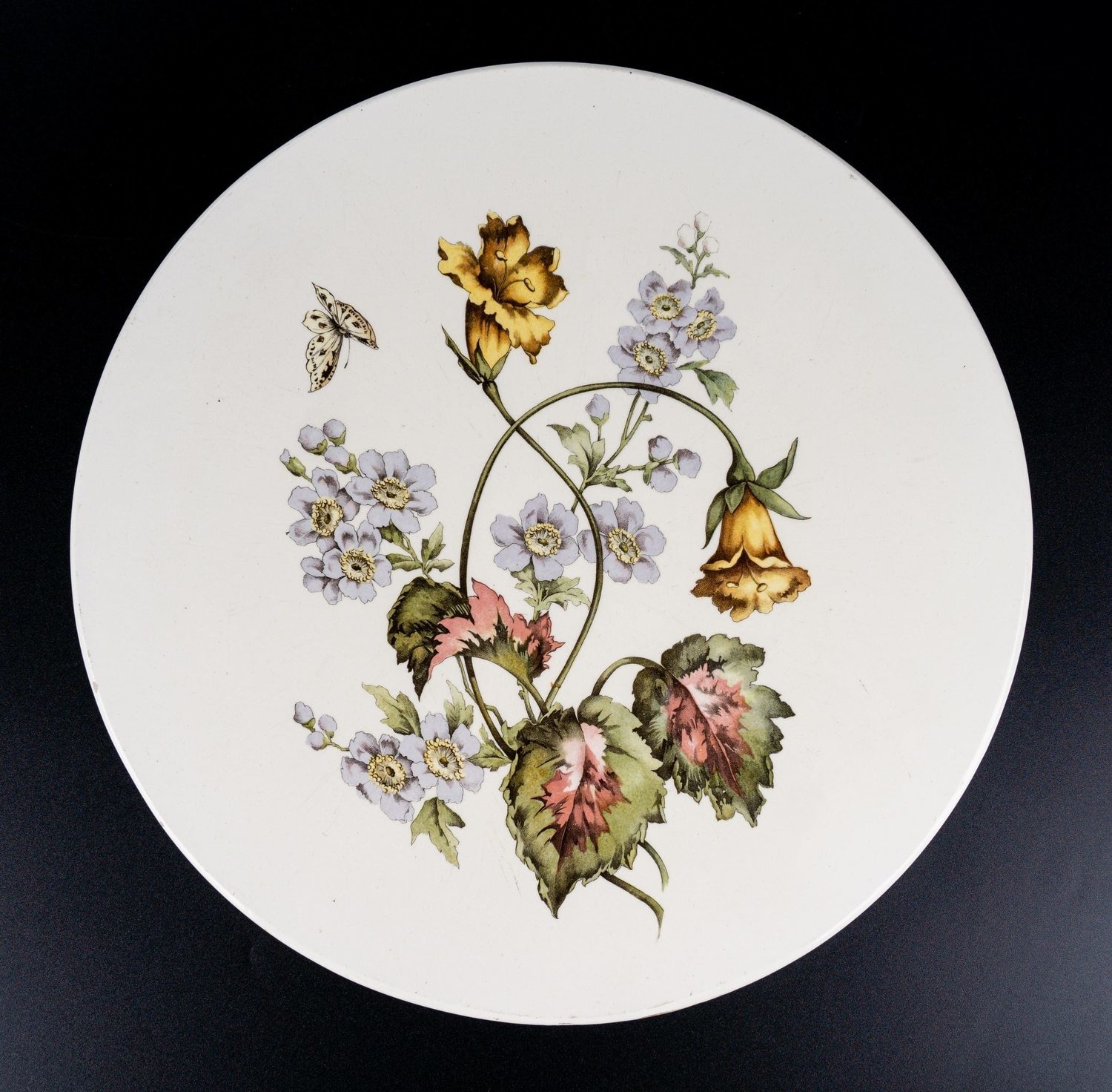 Фарфоровый пласт «Цветочная композиция с бабочкой». Зап. Европа, конец XIX в.
