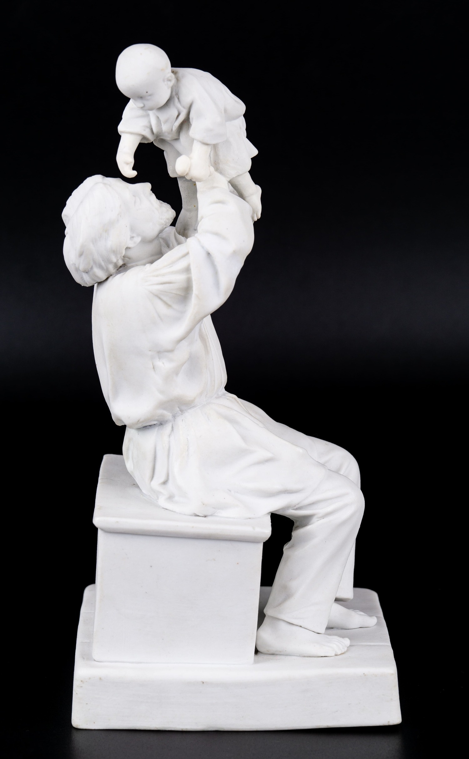 Скульптура «Крестьянин с ребенком». Российская империя, Гарднер, последняя четверть XIX века.
