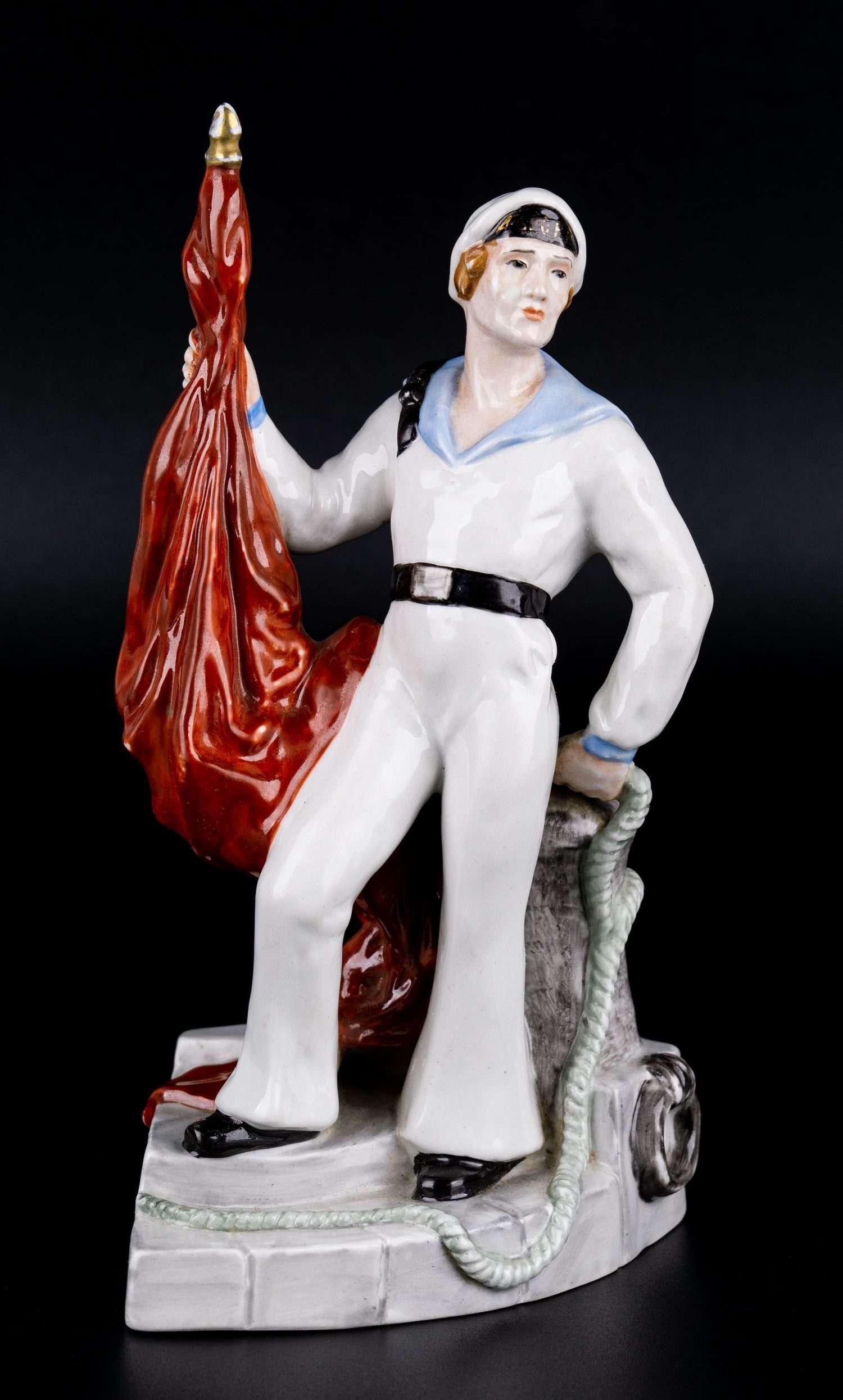 Скульптура «Матрос с красным знаменем». По модели Н.Я. Данько.