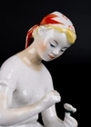 Фарфоровая статуэтка «Любит, не любит» (Девушка с цветком). СССР, 1960-е годы.