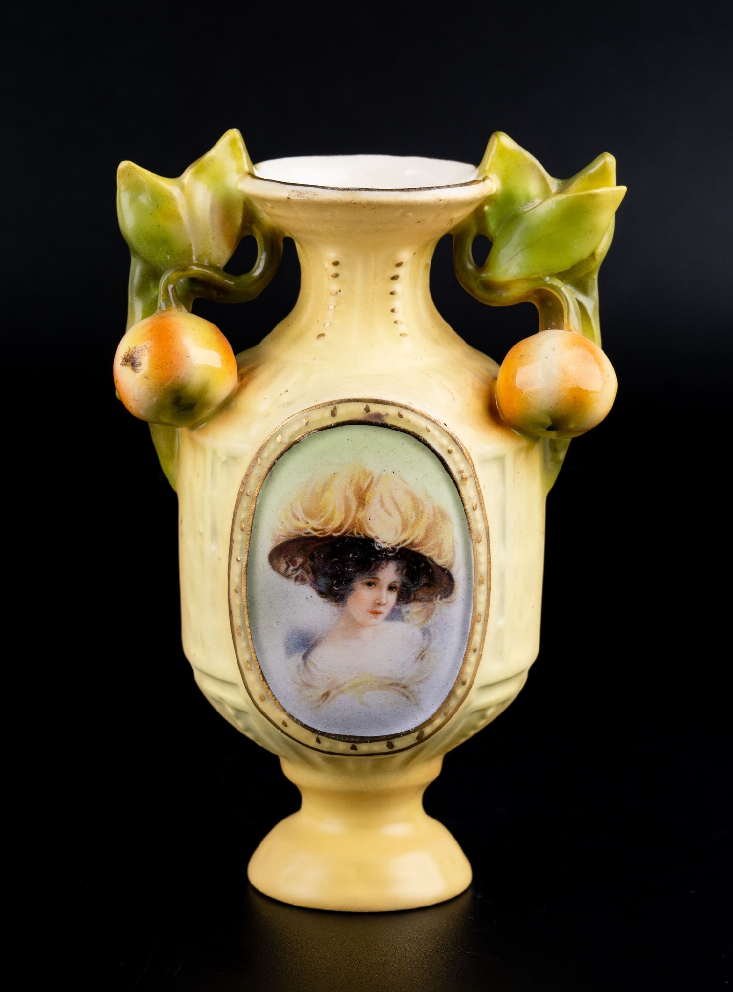 Фарфоровая вазочка «Портрет дамы».  Royal Bruxonia. Австрия, 1890-1900 годы