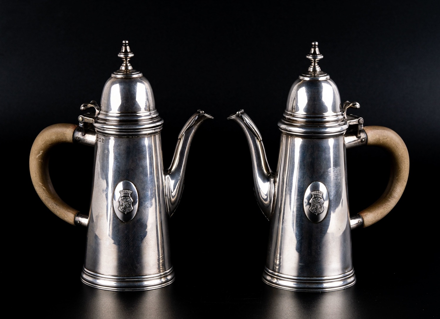 Пара серебряных чайников для горячего шоколада или кофе. Англия, 1928.