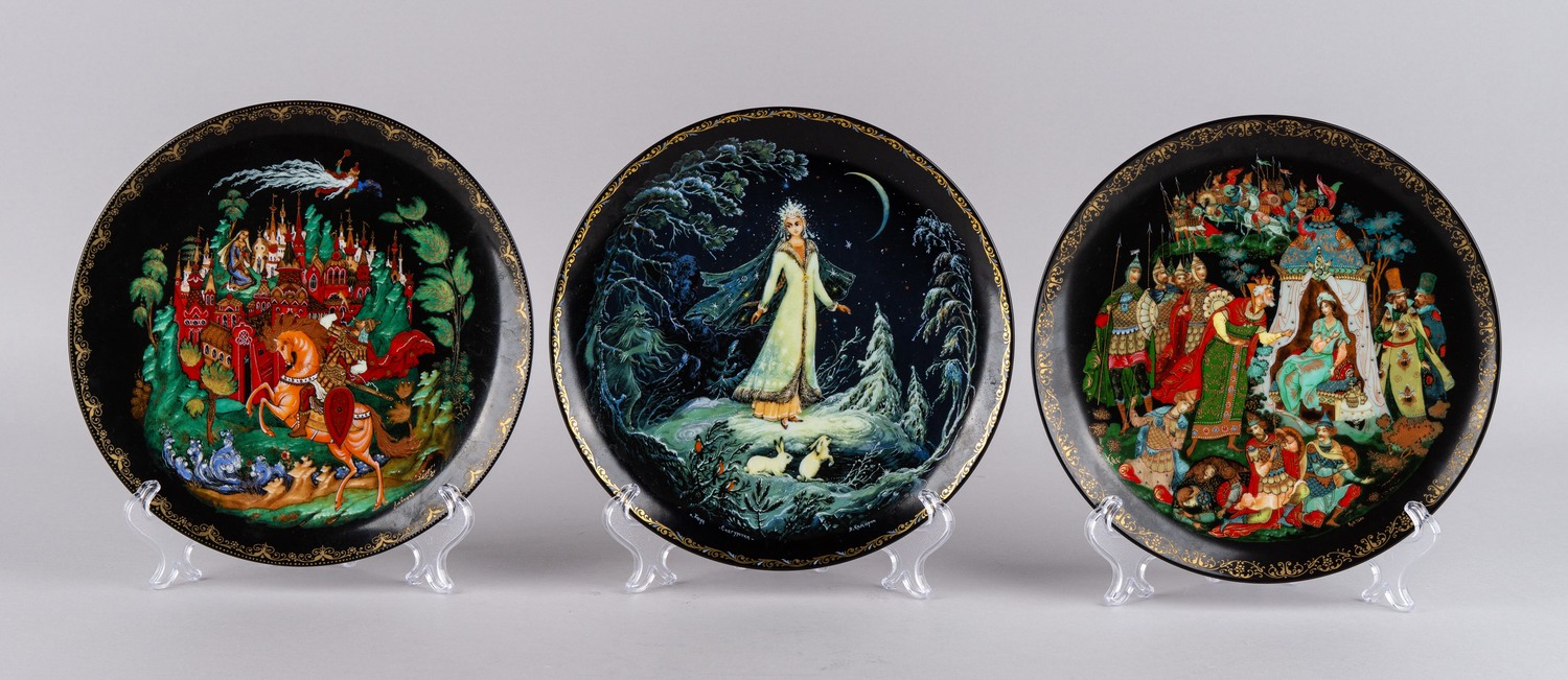 Набор из трех декоративных тарелок Палех из серии «Русские сказки».  СССР, 1988-1990-е годы.