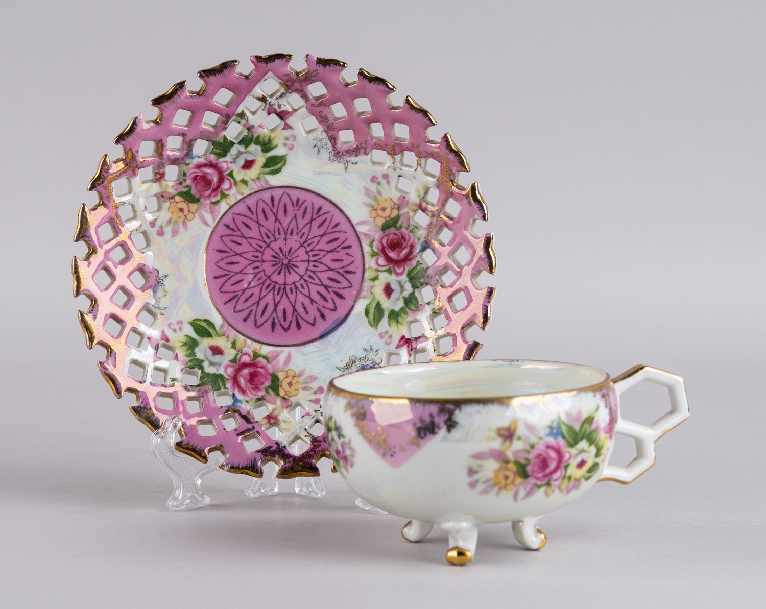 Чайная пара «Розовый сад» с перламутром. Западная Европа, конец XIX - начало ХХ века.