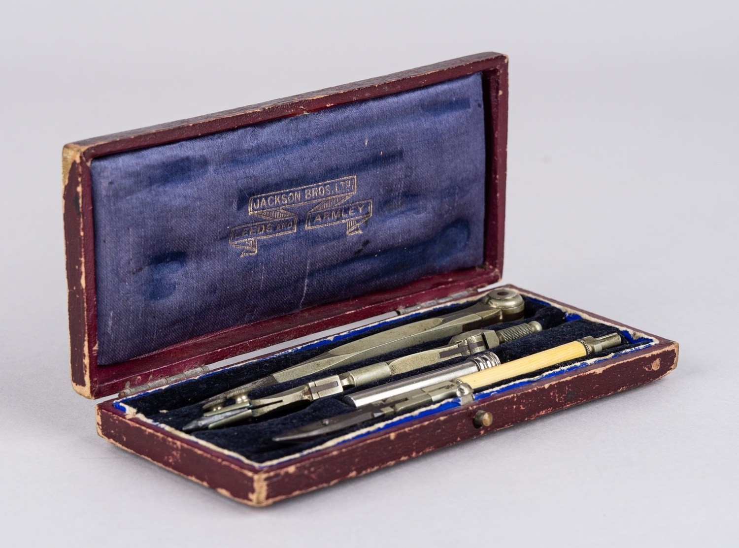 Набор чертежных инструментов в футляре, Великобритания «Jackson bros, LTD», вторая половина XX века.