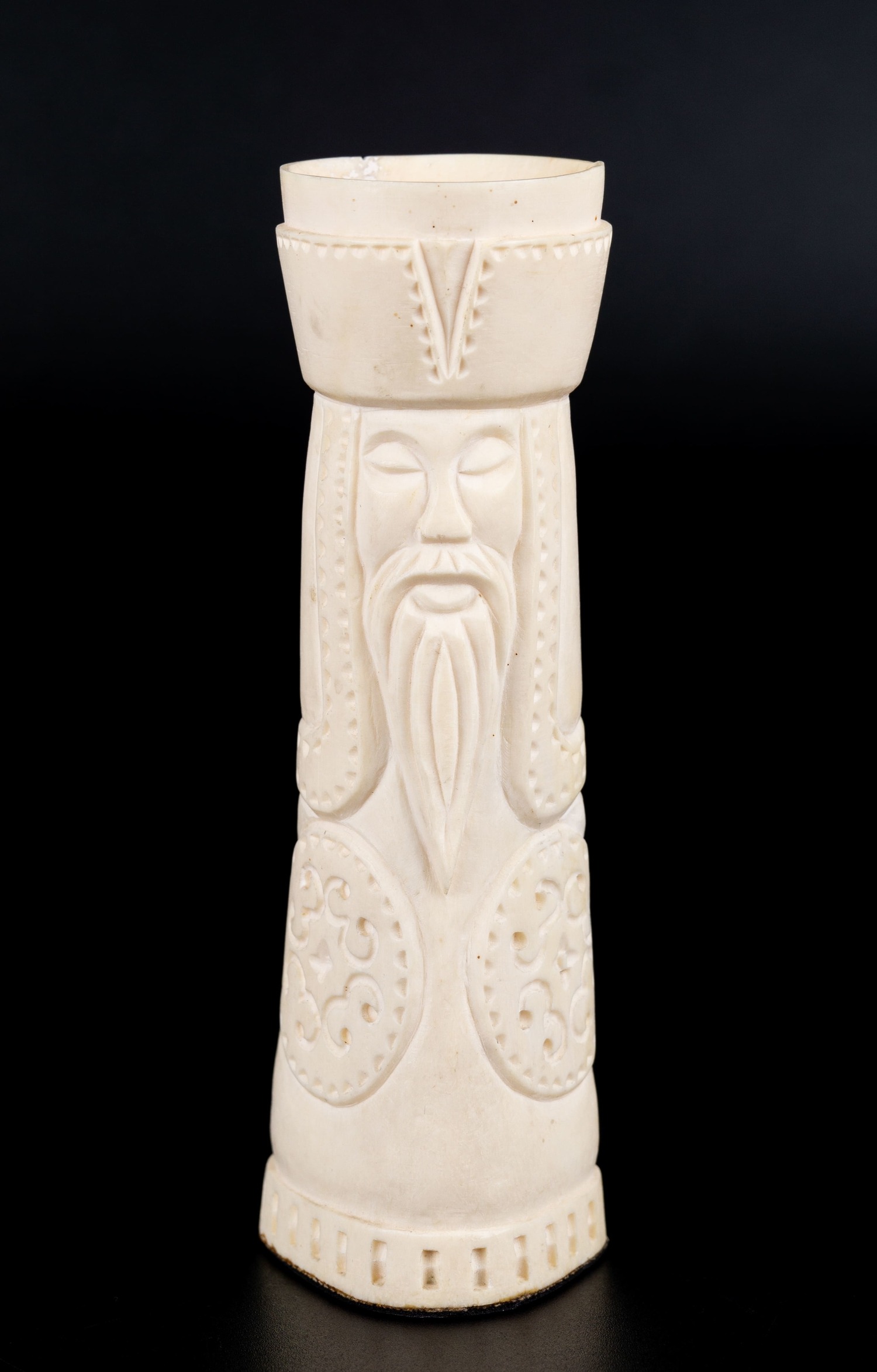 Карандашница из кости «Восточный мудрец».<br>Монголия (?), середина XX века.