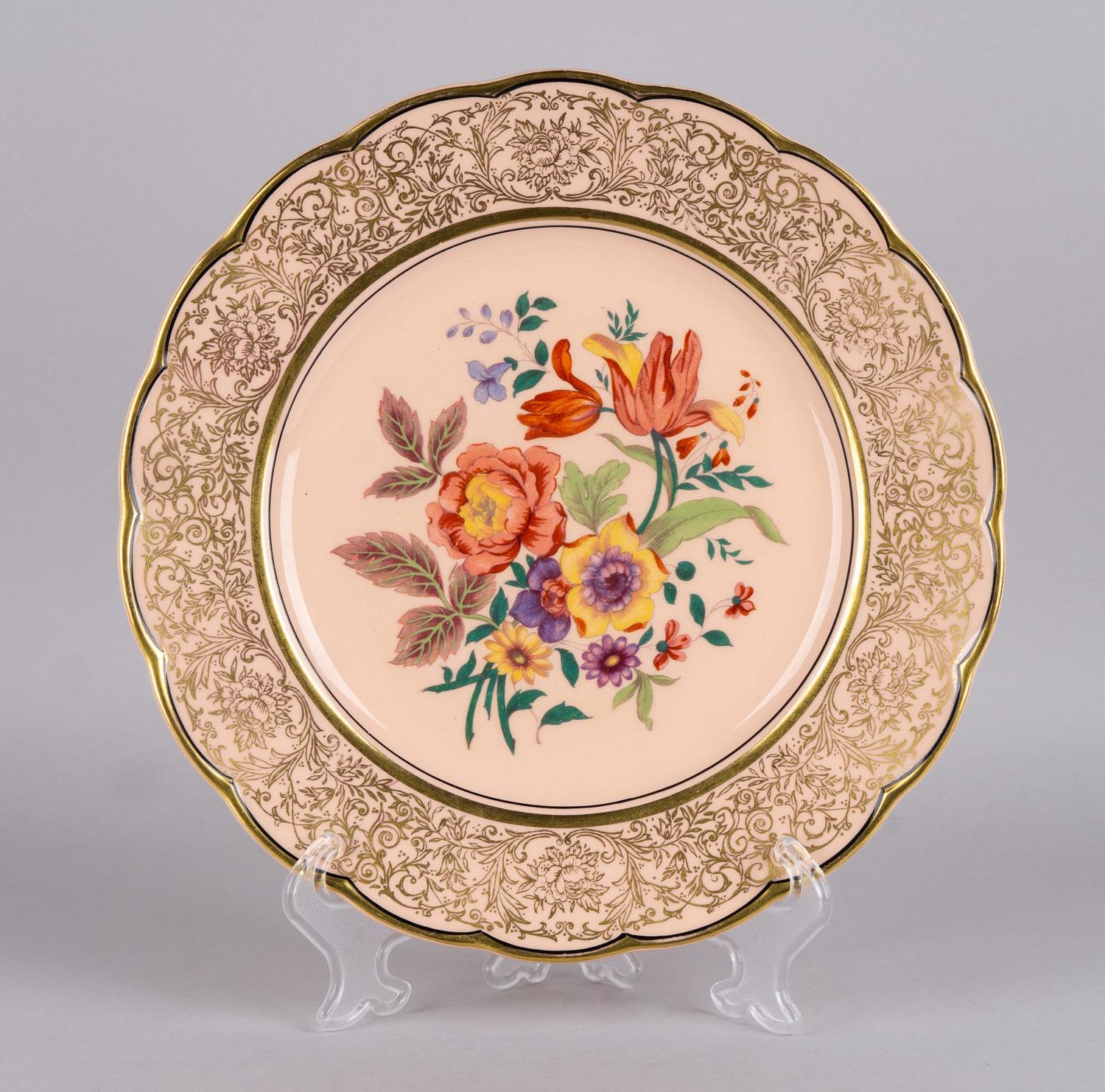 Тарелка «Rosita» с изображением цветов на персиковом фоне.<br>Великобритания, середина XX века.
