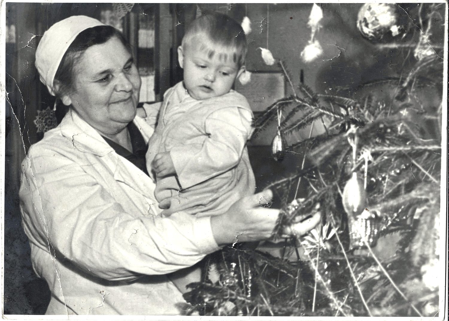 Фотография «У новогодней ёлки». СССР, 1950-е годы.
