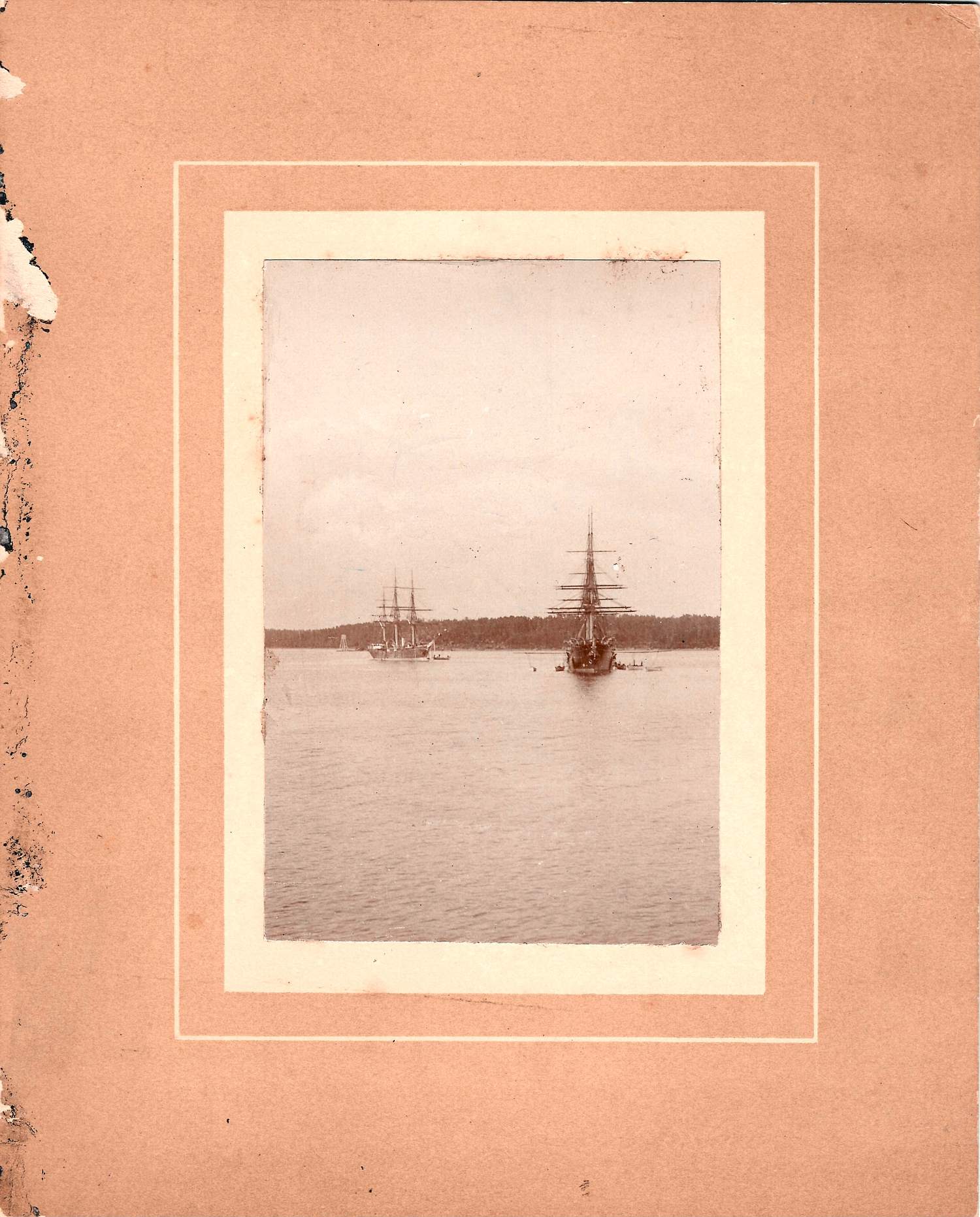 Фотография «Учебные суда «Воин» и «Моряк» на Роченсальмском рейде» 1 июля 1895 года».