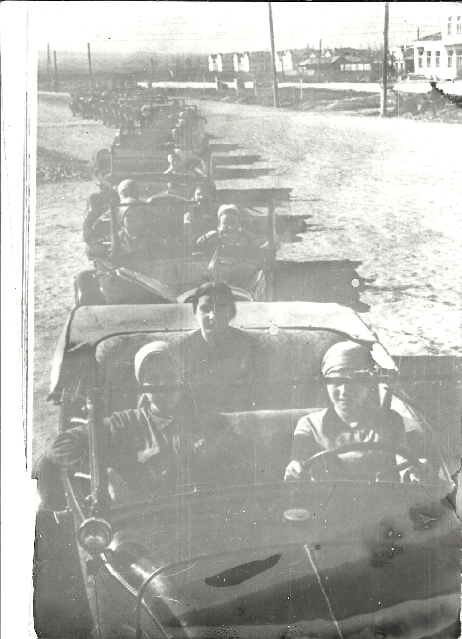 Фотография «Нальчик. Колонну автомобилей ведут горянки, окончившие курсы шоферов». 1936.