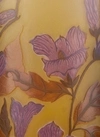 (Стиль Галле). Ваза интерьерная большого размера в стиле Galle изображением цветов и листьев. <br>Европа, середина ХХ века.