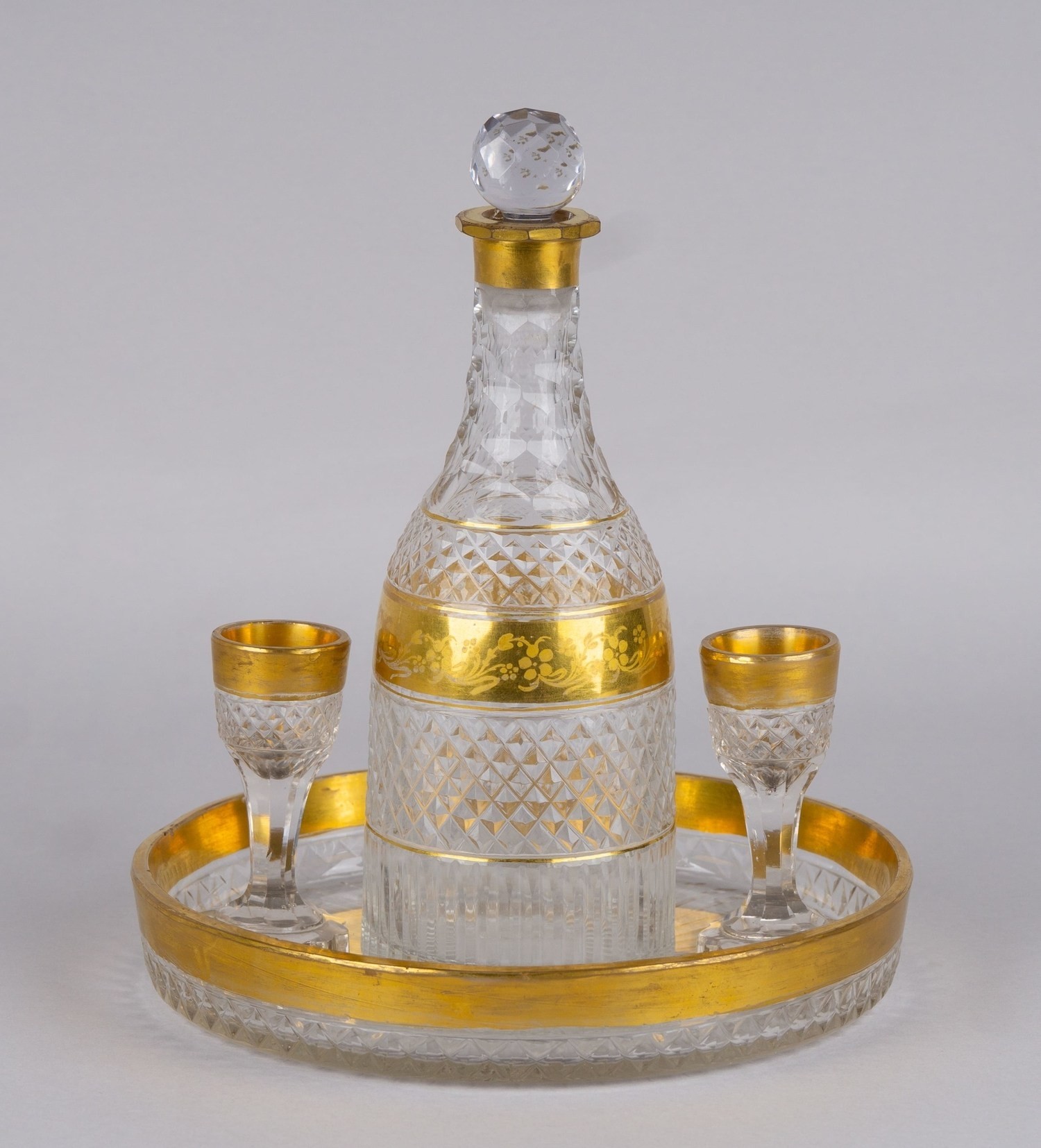 Водочный набор из граненого стекла с золочением. Россия, частный стекольный завод, конец XVIII-начало XIX века.