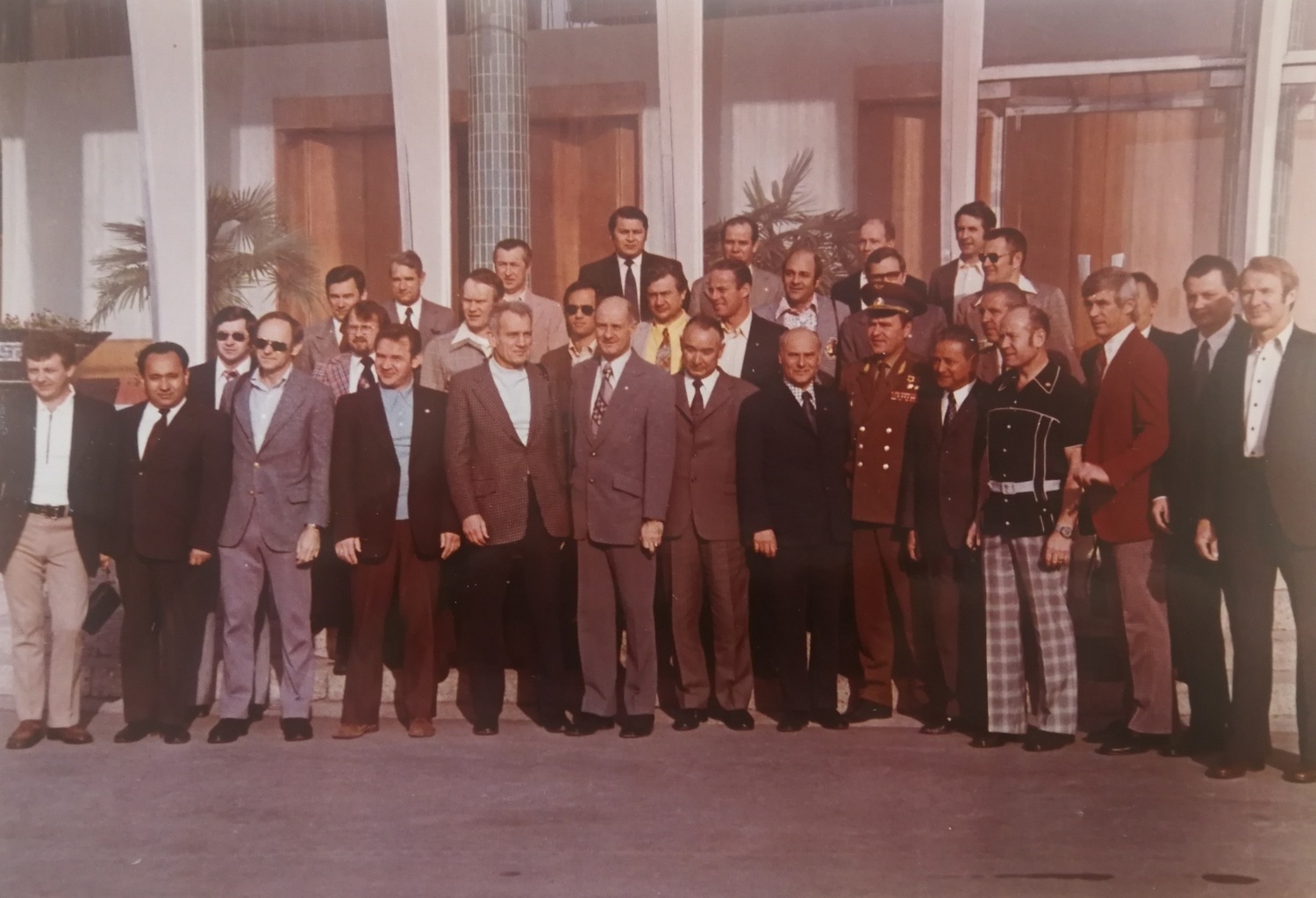 Групповая постановочная фотография встречи с участниками полёта «Союз -Аполлон». Середина 1970-х годов.