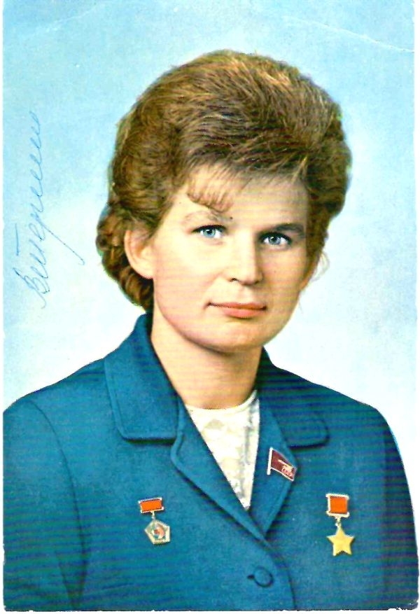 Две фотографии и открытка с автографом Валентины Владимировны Терешковой. 1960-е годы.