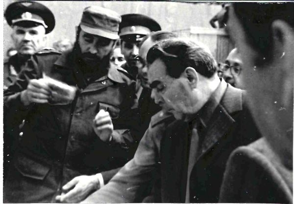 2 фотографии «Леонид Ильич Брежнев и Фидель Кастро в Звёздном городке». 1972.