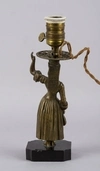 Лампа в стиле историзм » Девушка в платье с цветком и ожерельем».<br>Западная Европа, конец XIX века.