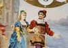 Часы каминные с рыцарскими атрибутами и изображением кавалера с дамой на фоне пейзажа с гондолой. <br>Франция, конец XIX века.