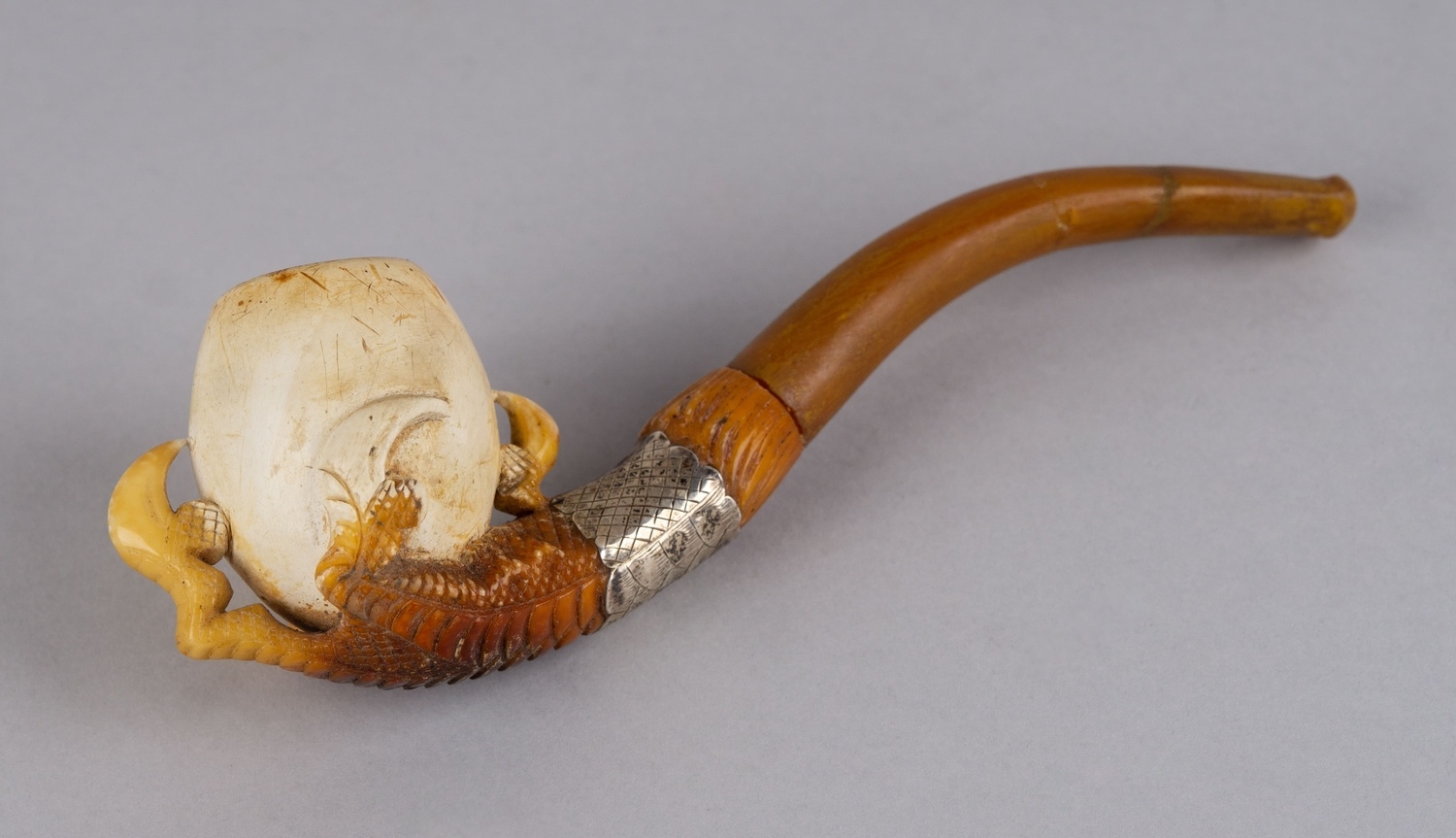 Курительная трубка в форме лапы дракона (с чехлом). Франция, вторая половина XX века.