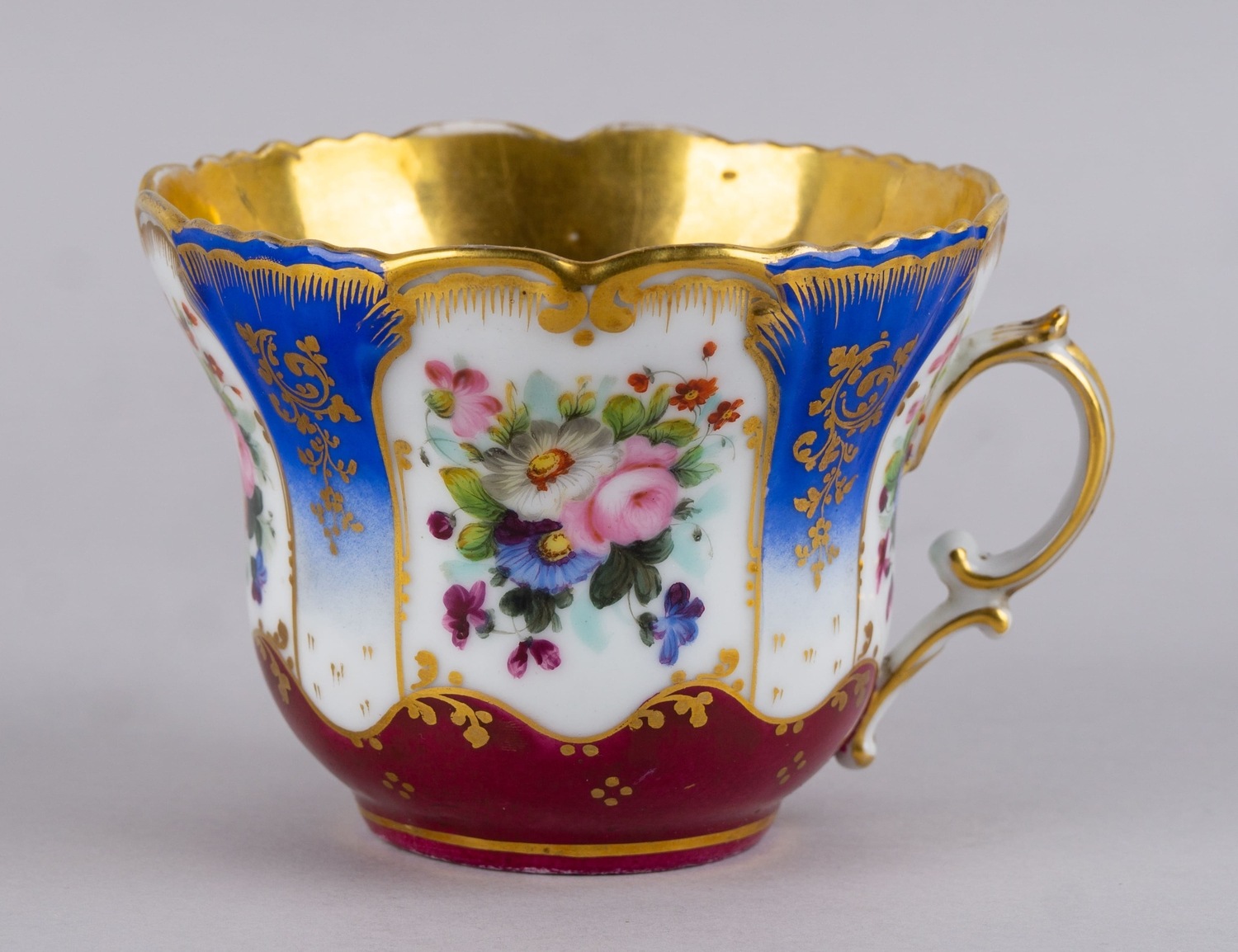 Чашка с изображением цветочных букетов. Франция, Старый Париж (Le Vieux Paris), 1850-е годы.
