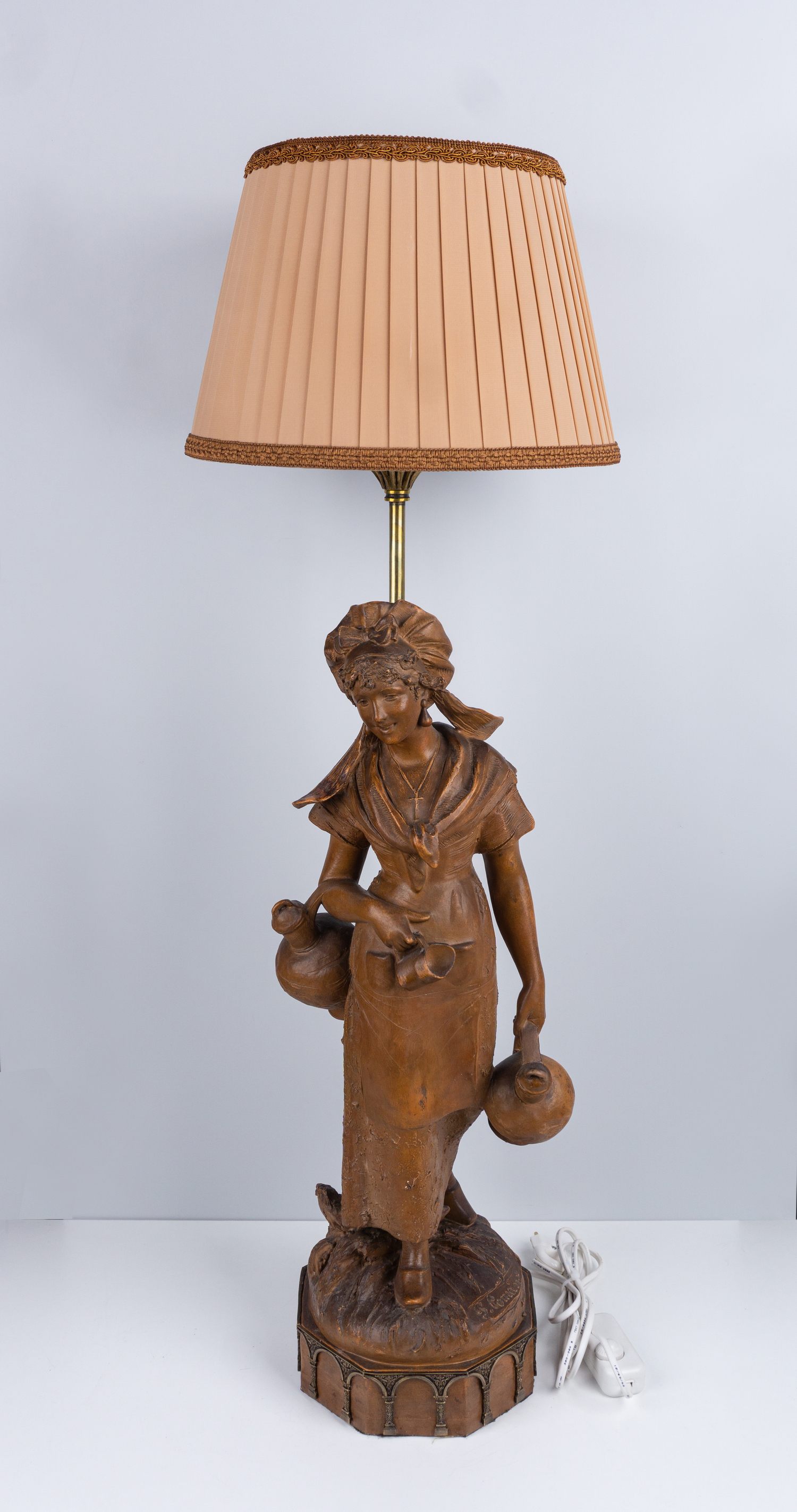 Лампа «Девушка с кувшинами».<br>Бельгия, скульптор - P.Comein, 1890-1900-е годы.