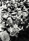 Фотография «Юрий Гагарин. Встреча с детьми». 1961.