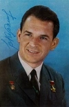 14 автографов лётчиков-космонавтов СССР на открытках. 1970-е годы.