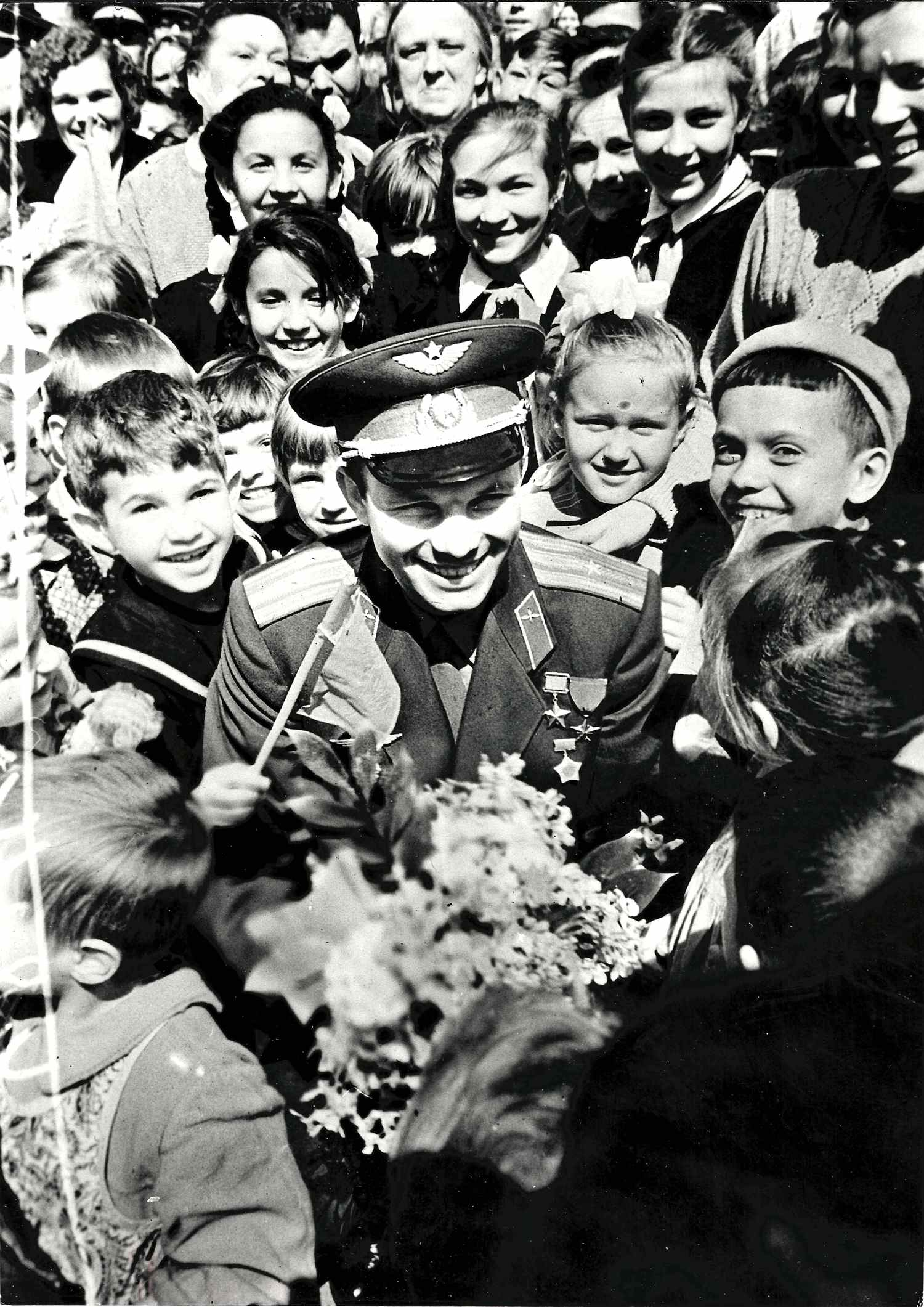 Фотография «Юрий Гагарин. Встреча с детьми». 1961.