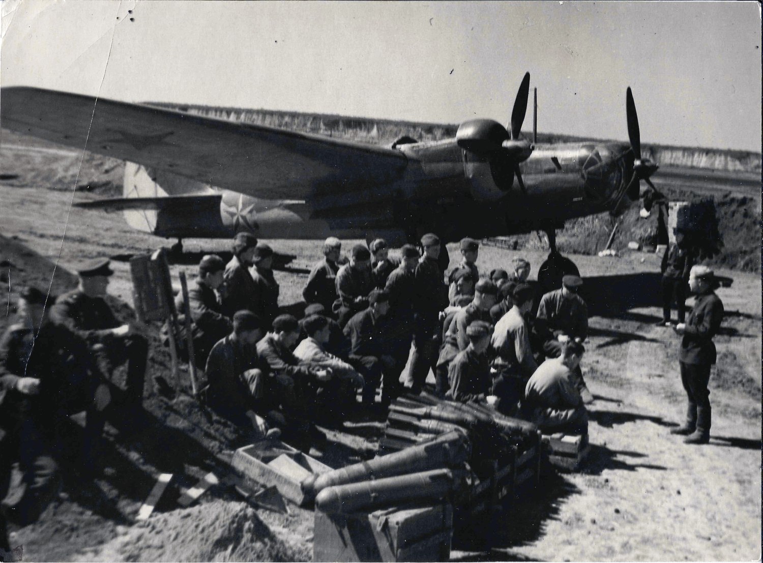 Фотография «У бомбардировщика Ил-4». СССР, 1940-е годы.
