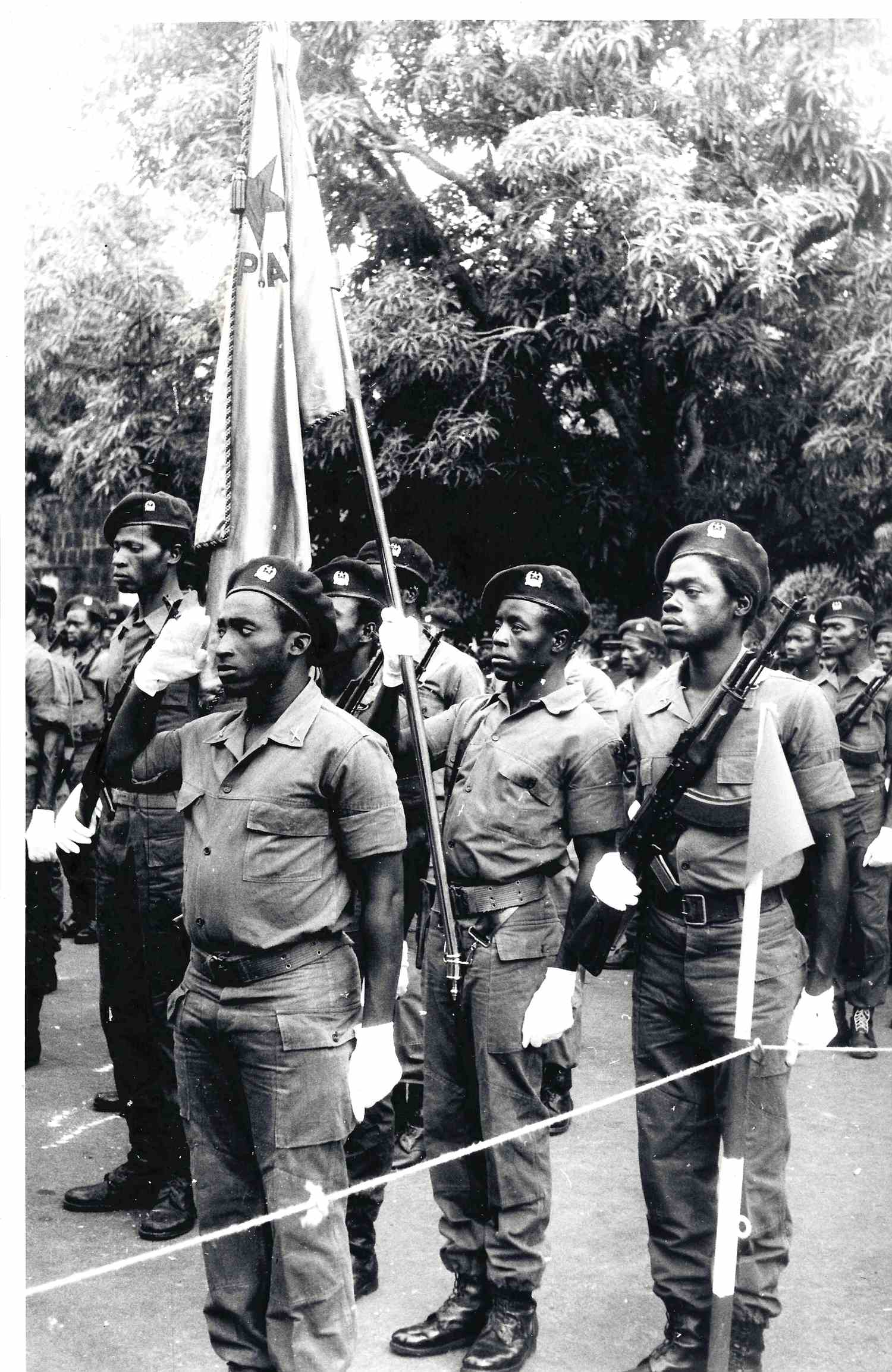 Алексеев Г. Фотография «Воины Республики Гвинея-Бисау под знаменем Африканской партии независимости Гвинеи и Островов Зелёного Мыса». 1979.