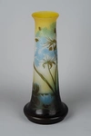 (Галле / Galle) Ваза в форме колбы с изображением цветов сусака и лилии.<br>Франция, фирма E. Galle, 1900-е гг.