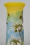 (Галле / Galle) Ваза в форме колбы с изображением цветов сусака и лилии.<br>Франция, фирма E. Galle, 1900-е гг.
