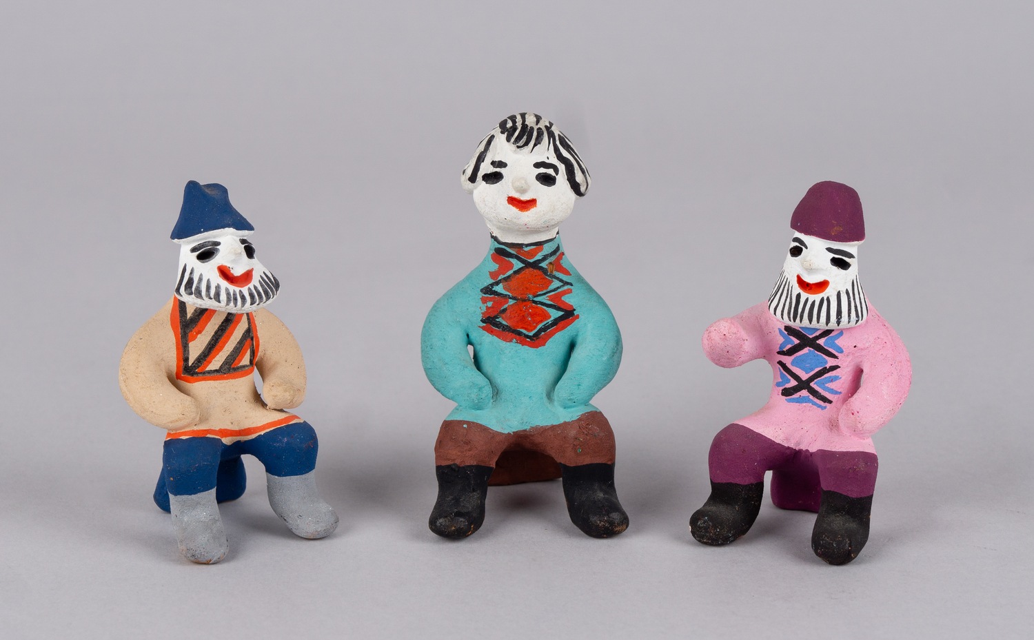 Три глиняные игружки «Мужики». СССР, Архангельская область, 1970-е - 1980-е годы.