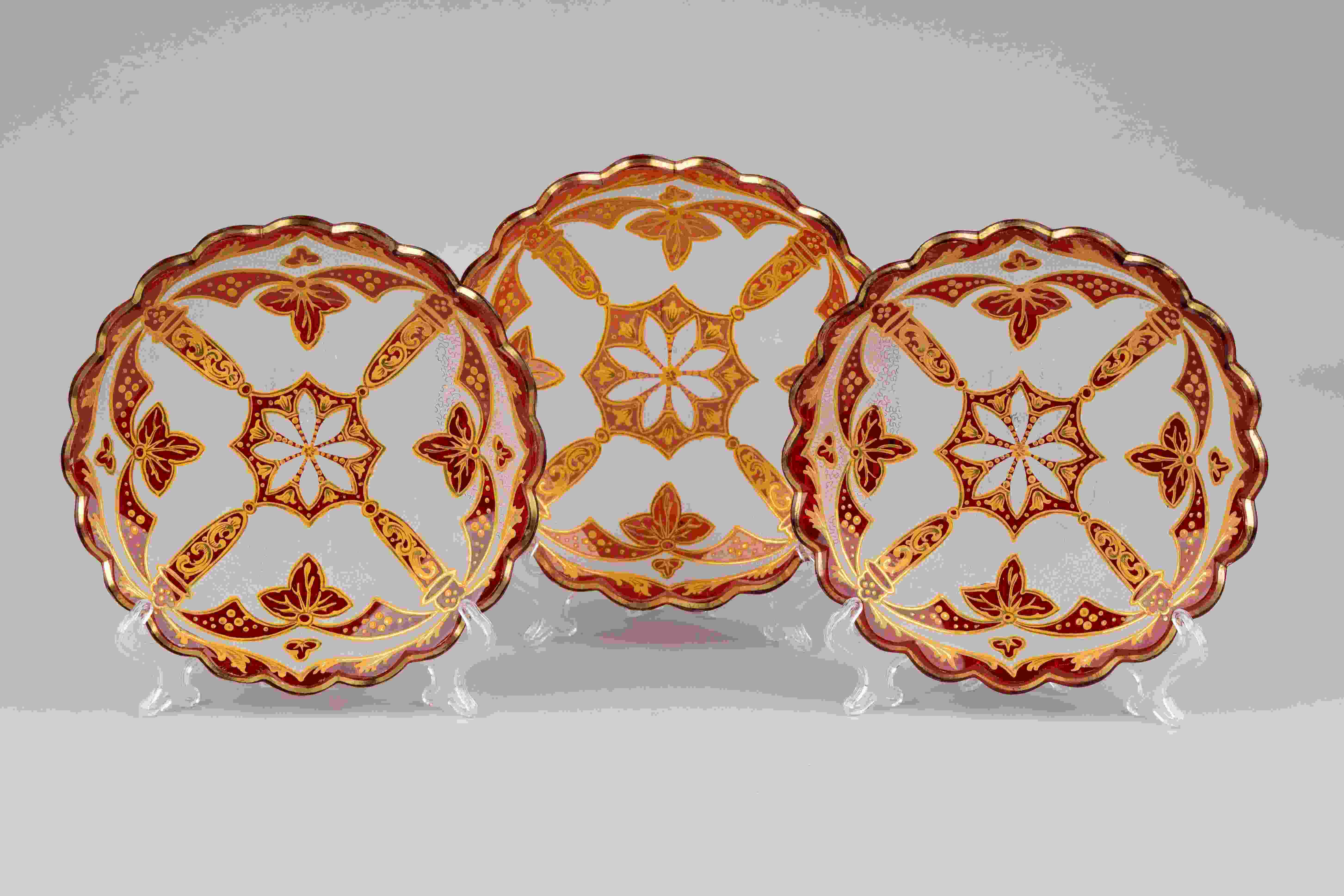 Три тарелки гранатового стекла с росписью золотом.<br>Россия, завод Бахметевых, 1830-40-е годы.