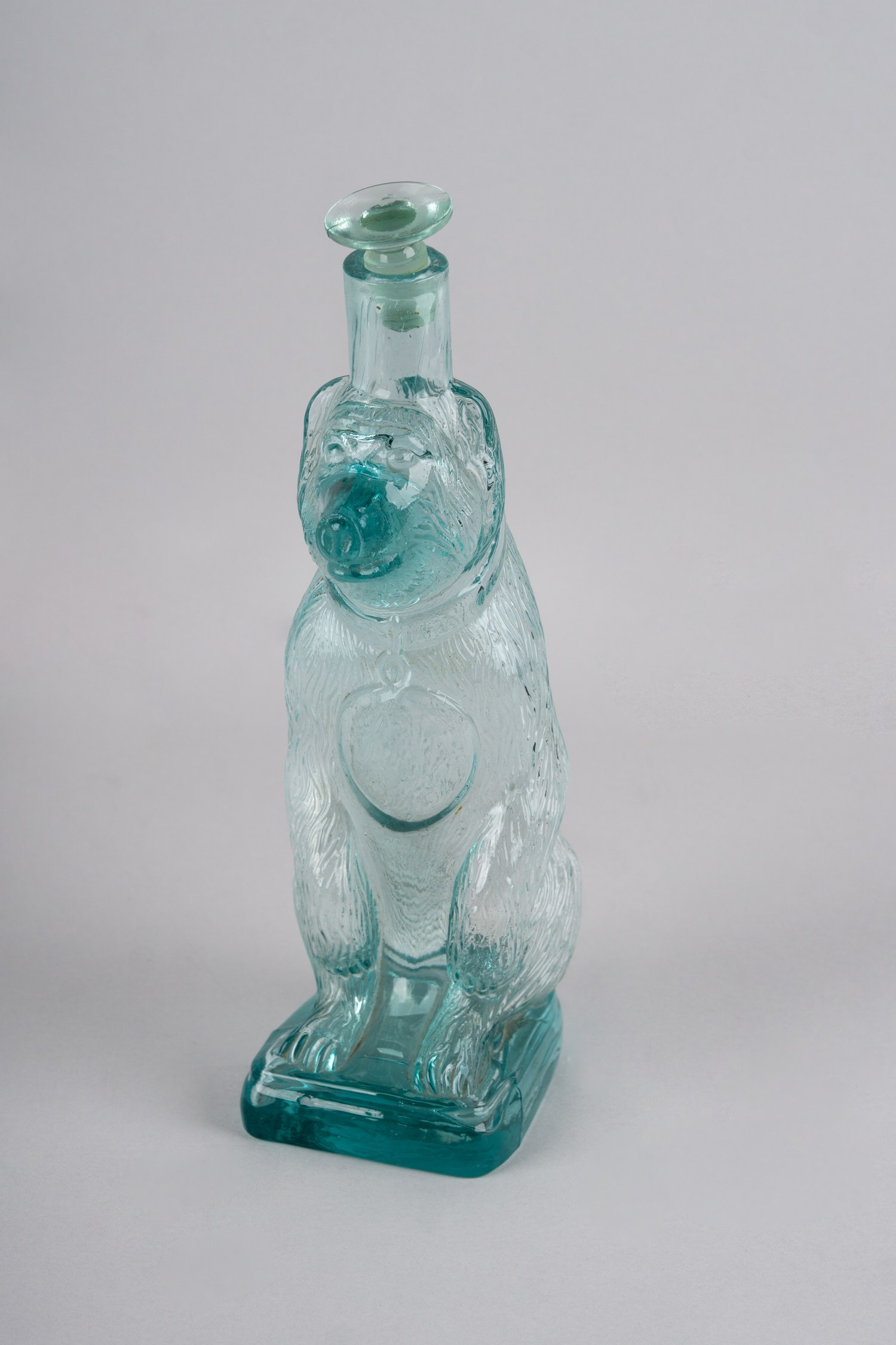 Водочная бутылка «Медведь» из прессованного стекла.<br>Россия, конец XIX – первая четверть ХХ века.
