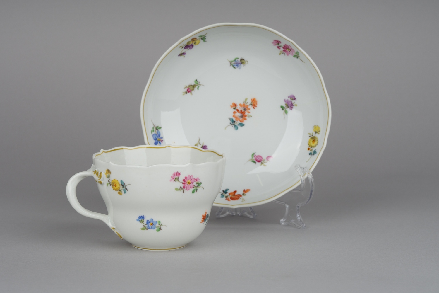 Чайная пара с цветочным узором. Германия, мануфактура Meissen, конец XIX - начало XX века.