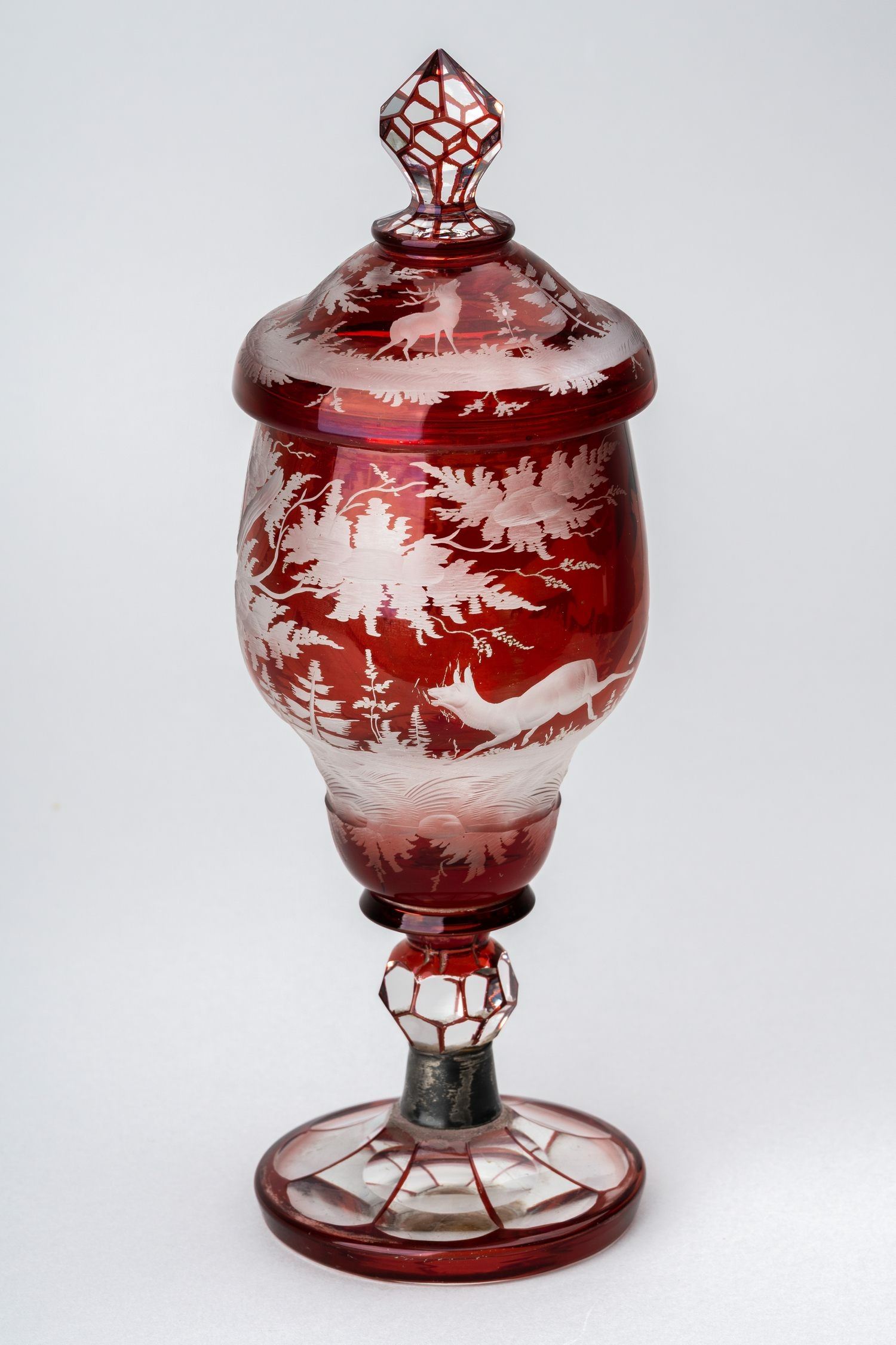 Кубок-фужер рубинового стекла с охотничьм сюжетом.<br>Богемия, вторая половина XIX века.