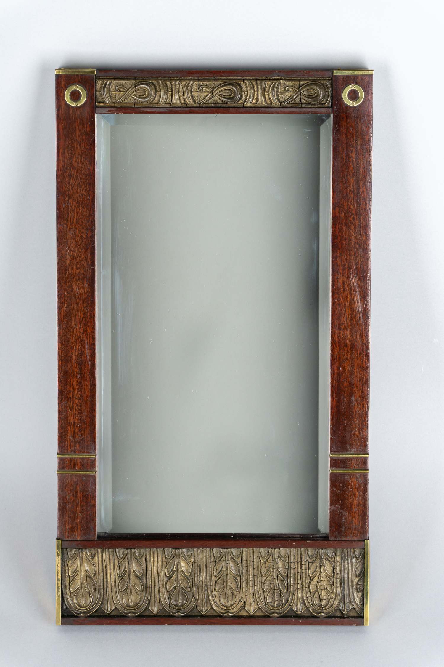 Зеркало в стиле ампир с узором в виде листьев аканфа. Западная Европа, вторая половина XIX века.