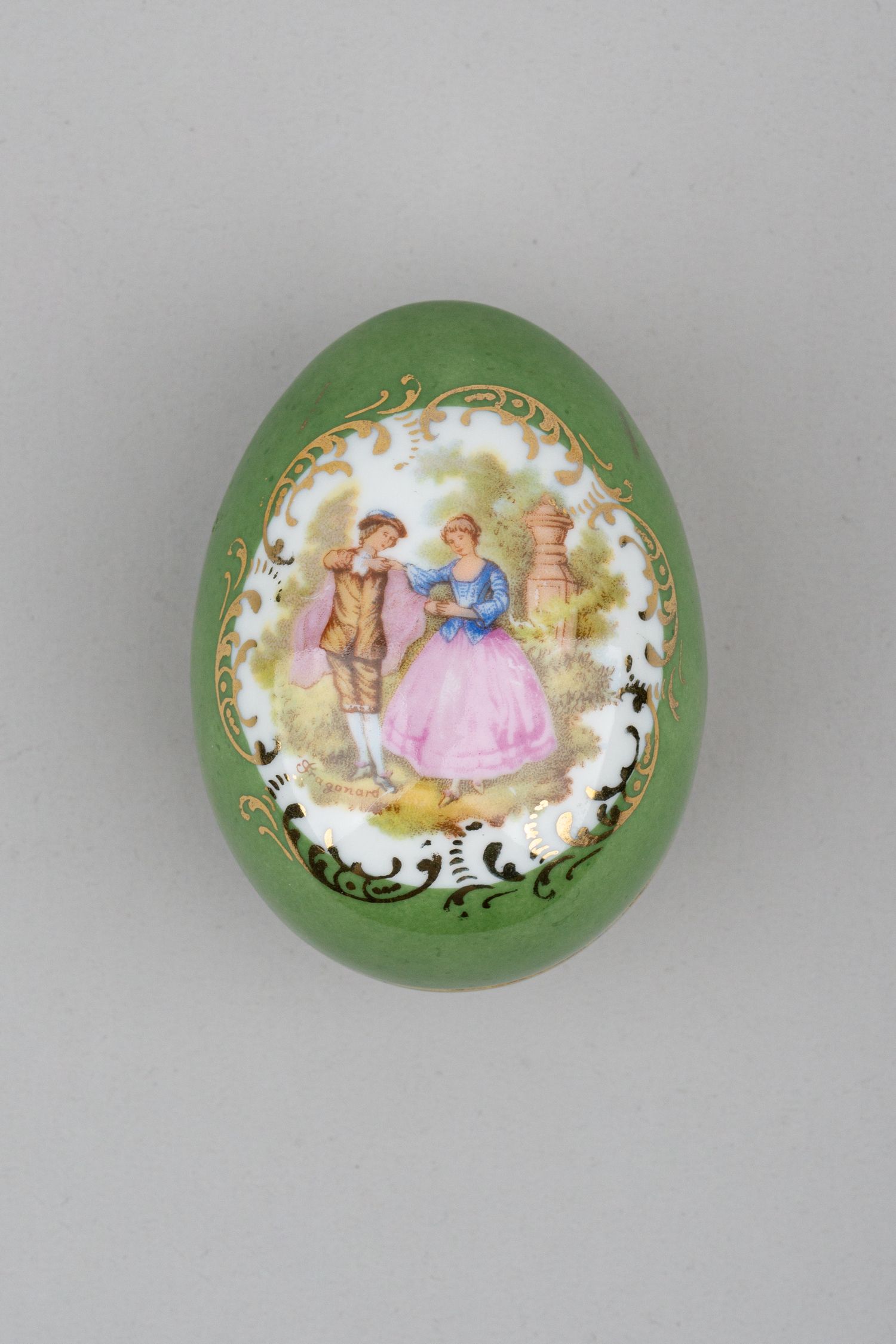 Шкатулка для ювелирных изделий в форме яйца. Франция, Лимож, вторая половина XX века.