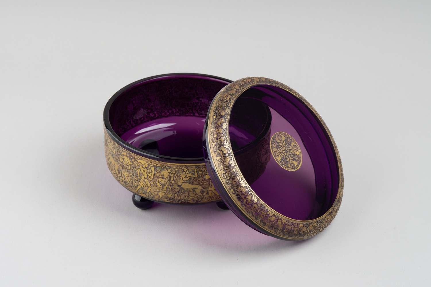 (Мозер) Шкатулка пурпурного стекла с изображением битвы лапифов с кентаврами.<br>Богемия, фирма Mozer, 1900-е гг.