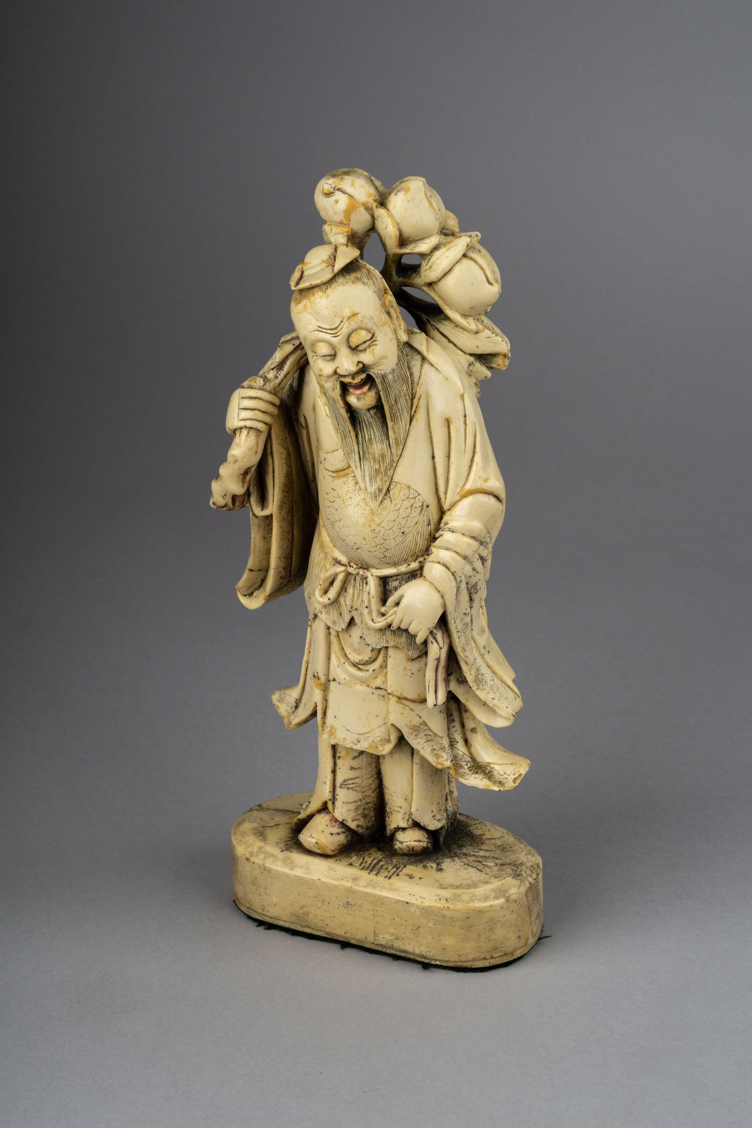 Скульптура «Китайский мудрец с ветками персиков».<br>Китай, середина ХХ века.